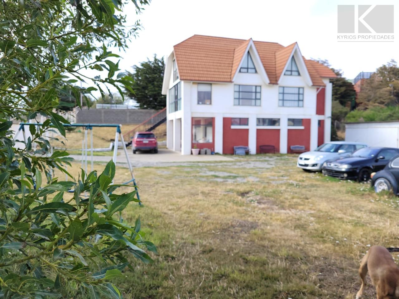 SE VENDE AMPLIA CASA DE TRES PISOS